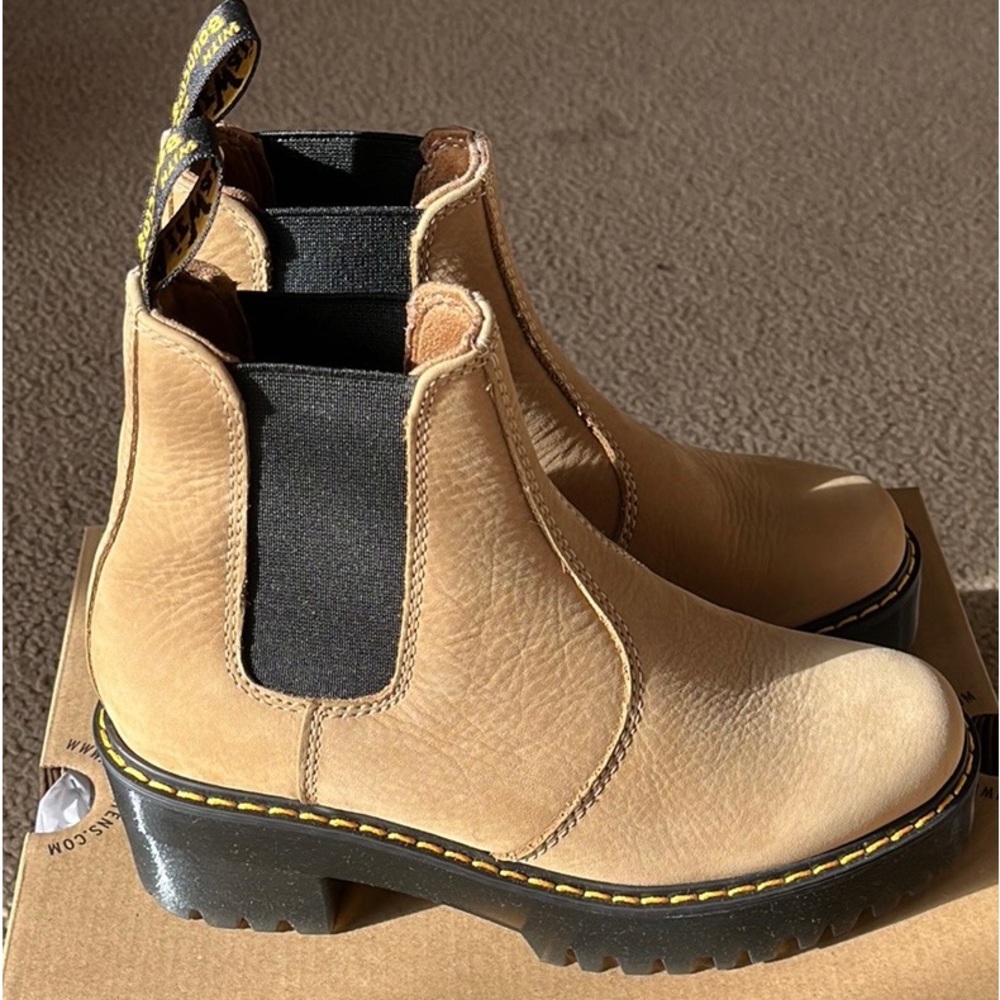 NIB Dr Martens Rometty Boots Sand